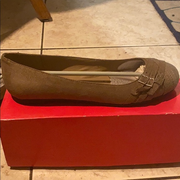 Brown flats - Picture 2 of 2